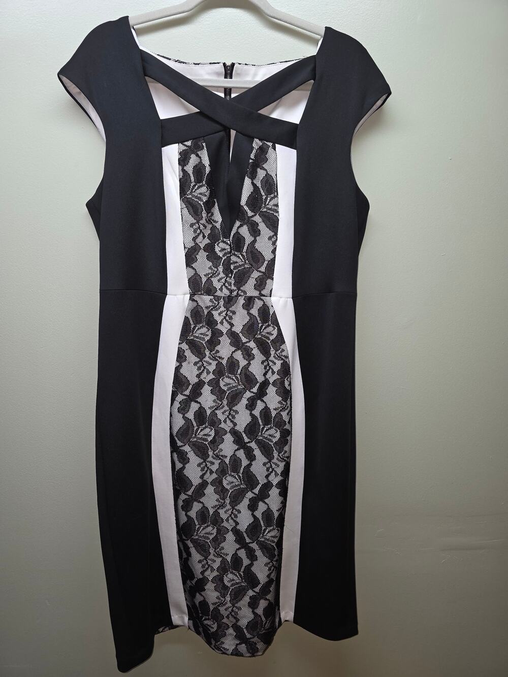 Lace Floral Sheath Black & White Dress Size 16